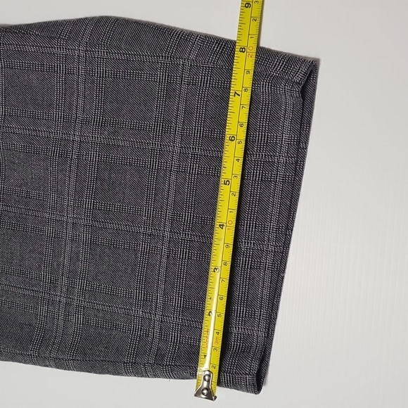 Ricki’s Plaid short Size 2 - Picture 9 of 10